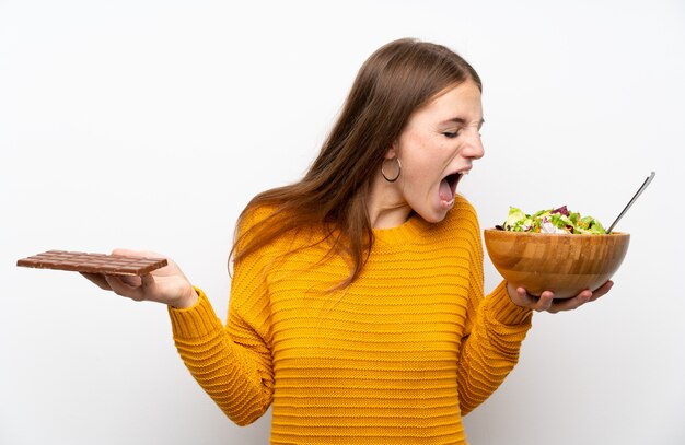 Junge Frau mit langen Haaren mit Salat