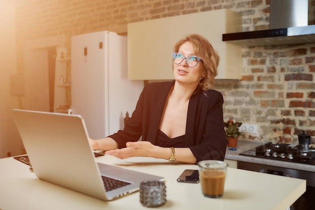 Junge Frau mit Laptop am Tisch