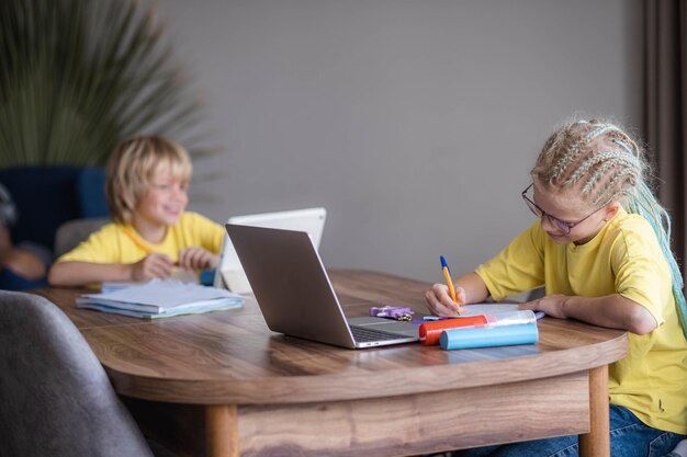 Foto junge frau mit laptop am tisch