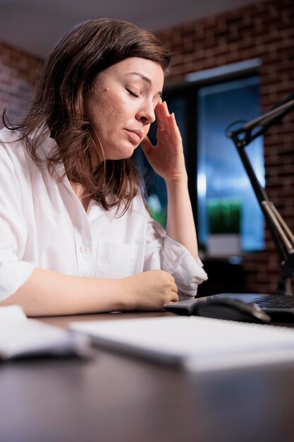 Foto junge frau mit laptop auf dem tisch