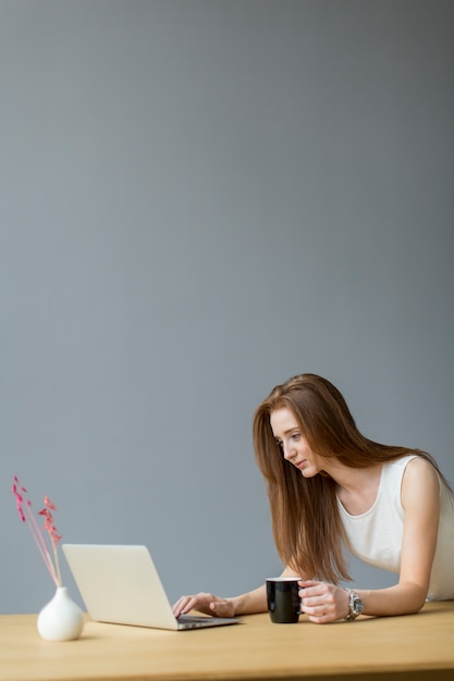 Junge Frau mit Laptop im Büro