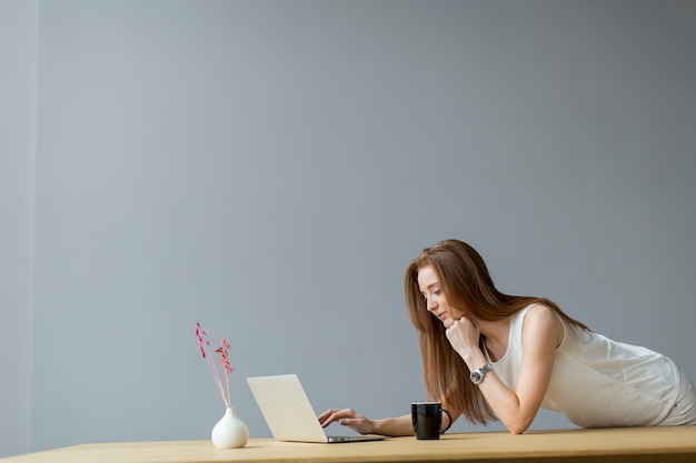 Junge Frau mit Laptop im Büro