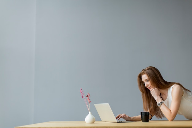 Junge Frau mit Laptop im Büro