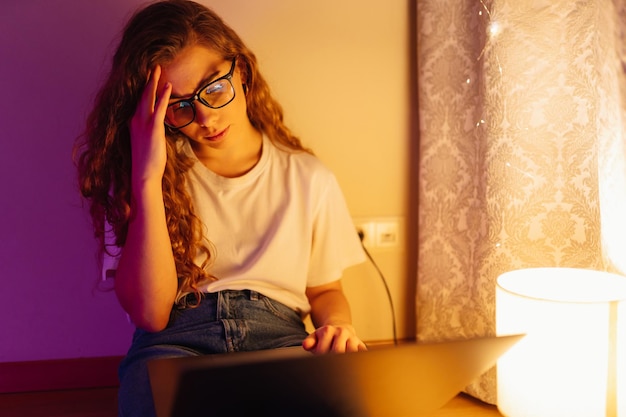 Junge Frau mit Laptop. Konzept der Social-Networking-Technologie. Freiberuflicher Online-Kurs für Technologie