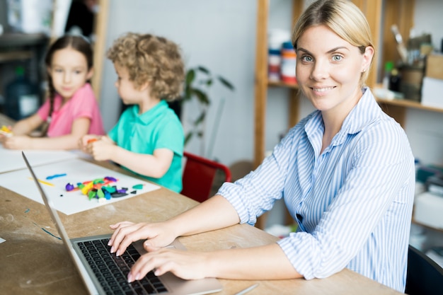 Junge Frau mit Laptop