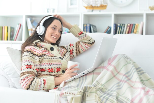 Junge Frau mit Laptop