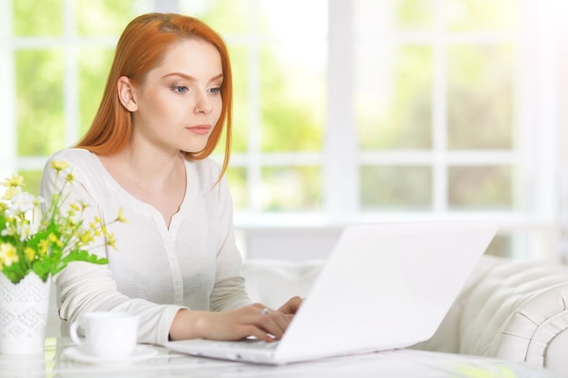 Junge Frau mit Laptop