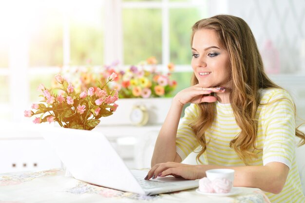 Junge Frau mit Laptop