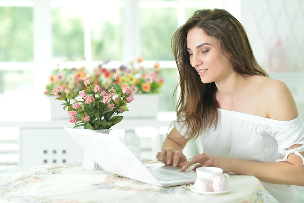 Junge Frau mit Laptop