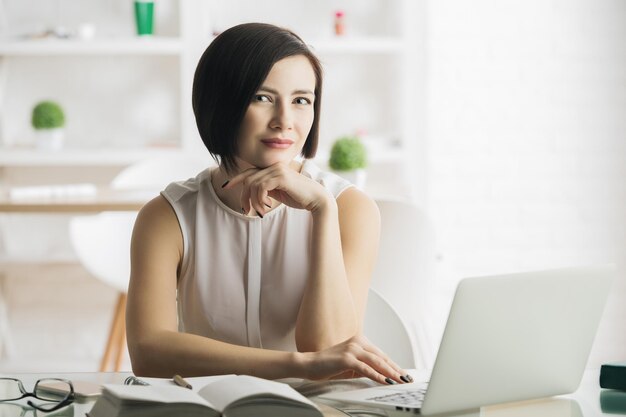 Junge Frau mit Laptop