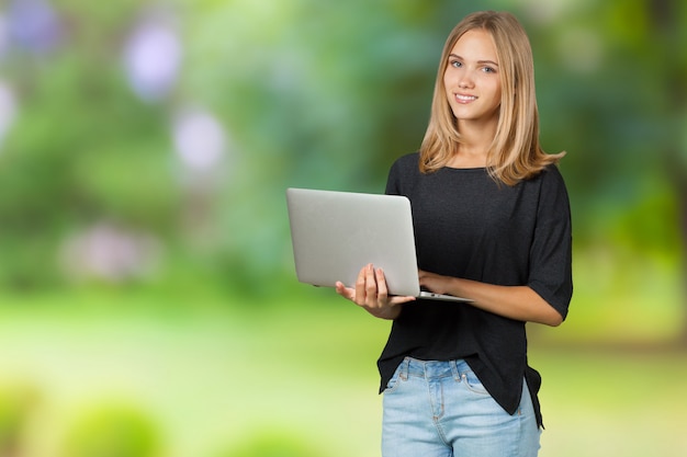 Junge Frau mit Laptop