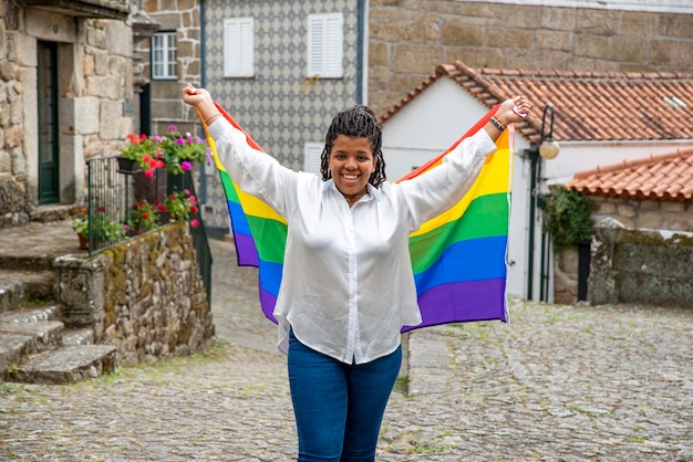 Junge Frau mit lgtb-Regenbogenfahne