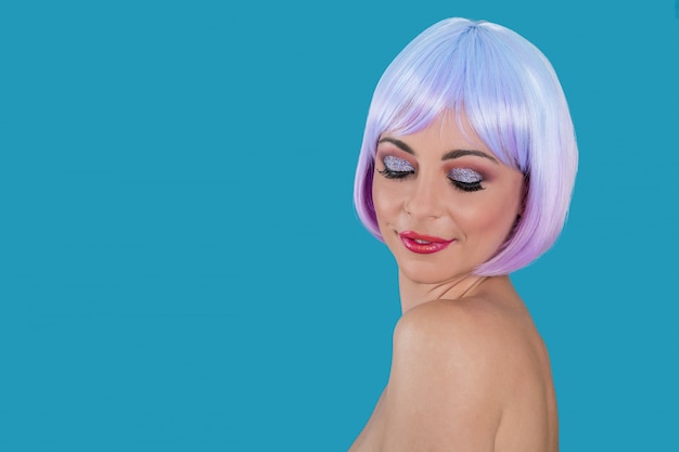 Junge Frau mit lila Haaren auf blau