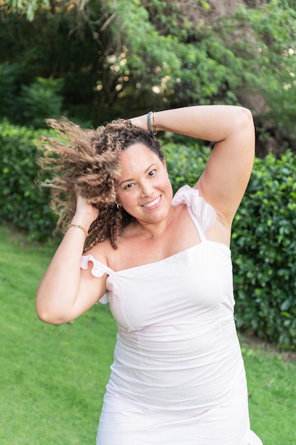 Junge Frau mit lockigem Haar im Park