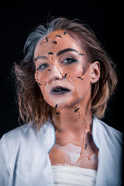 Foto junge frau mit make-up auf schwarzem hintergrund