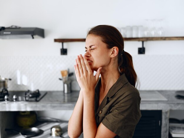 Foto junge frau mit mobiltelefon