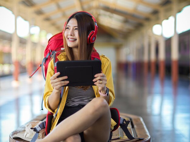 Junge Frau mit Mobiltelefon