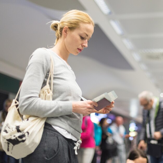 Junge Frau mit Mobiltelefon