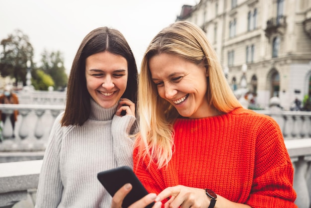 Junge Frau mit Mobiltelefon