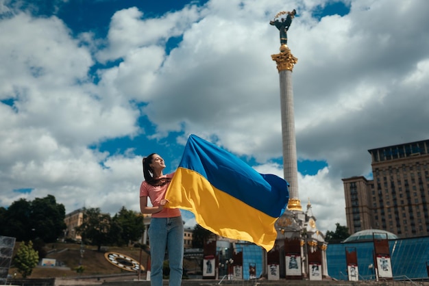 Junge Frau mit Nationalflagge der Ukraine auf der Straße