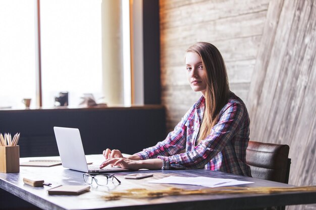 junge Frau mit Notebook