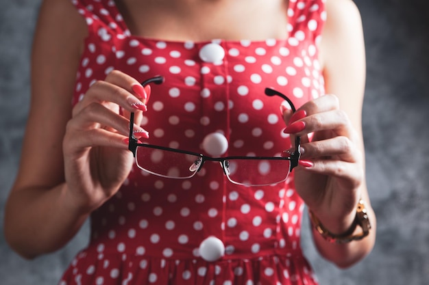 Junge Frau mit optischer Brille