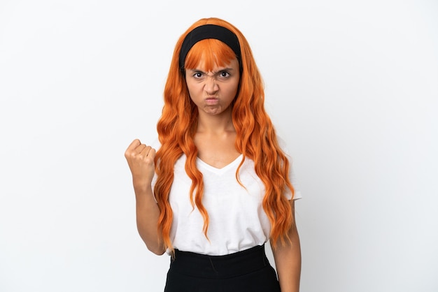 Junge Frau mit orangefarbenem Haar isoliert auf weißem Hintergrund mit unglücklichem Ausdruck