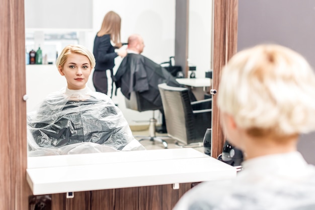 Junge Frau mit peignoir im Friseurstudio