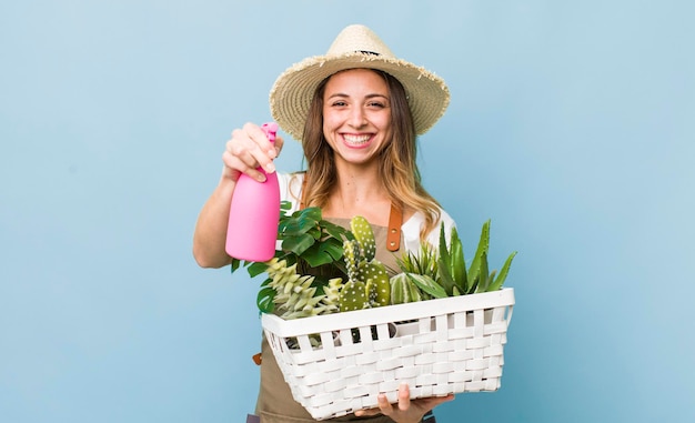 Junge Frau mit Pflanzen im Garten