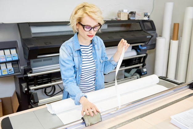 Foto junge frau mit plotter