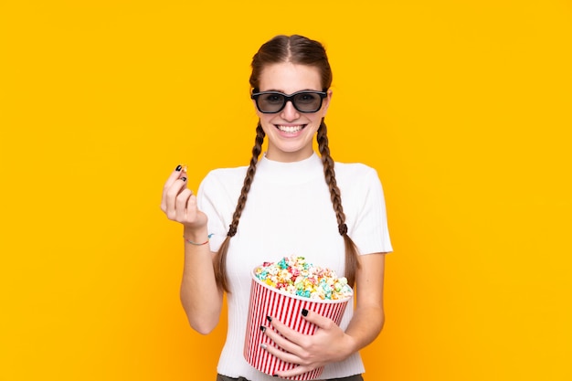 Junge Frau mit Popcorn über getrennter Wand
