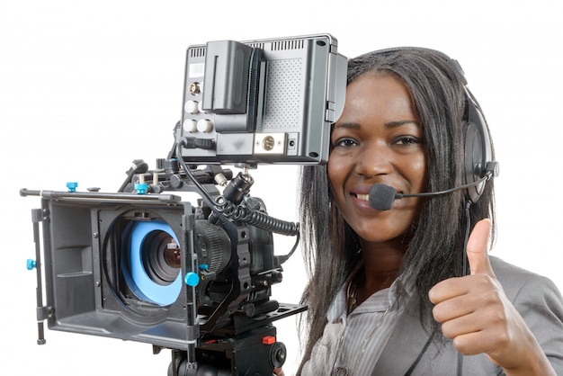 Junge Frau mit professioneller Videokamera