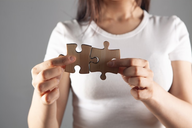 Junge Frau mit Puzzleteilen