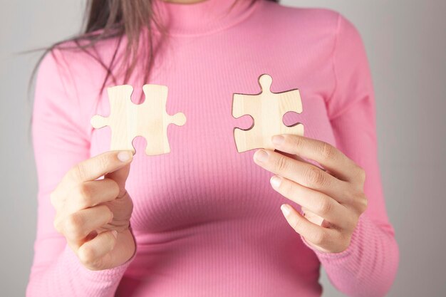 Junge Frau mit Puzzleteilen