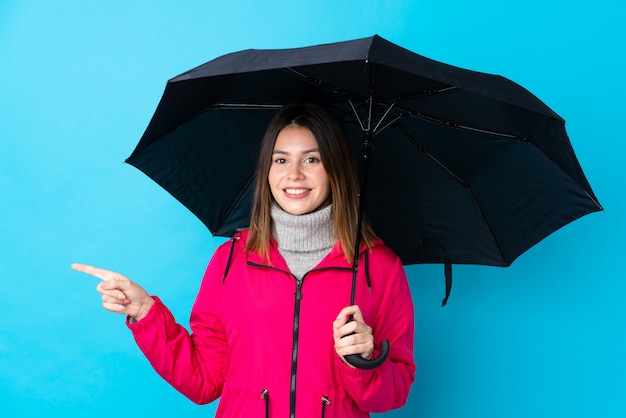 Junge Frau mit Regenschirm