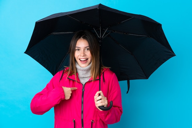 Junge Frau mit Regenschirm