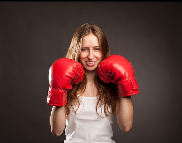 junge Frau mit roten Boxhandschuhen