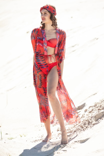 Junge Frau mit roter Strandkleidung