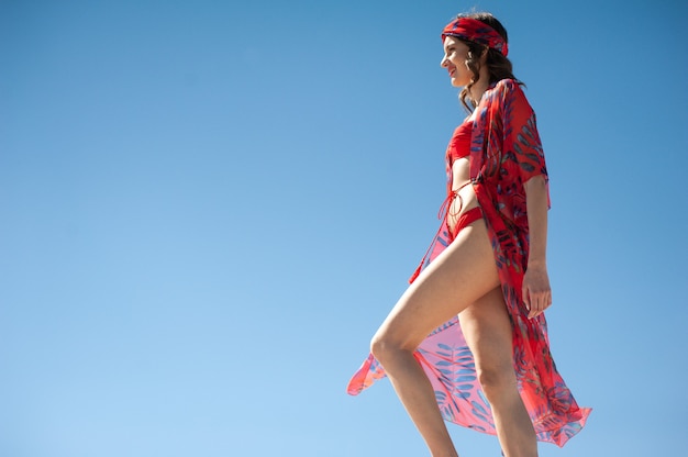 Junge Frau mit roter Strandkleidung