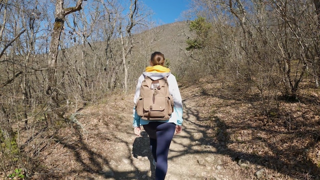 Junge Frau mit Rucksack geht den Lykischen Weg Wanderweg an der Mittelmeerküste in der Türkei. Zeitlupe.