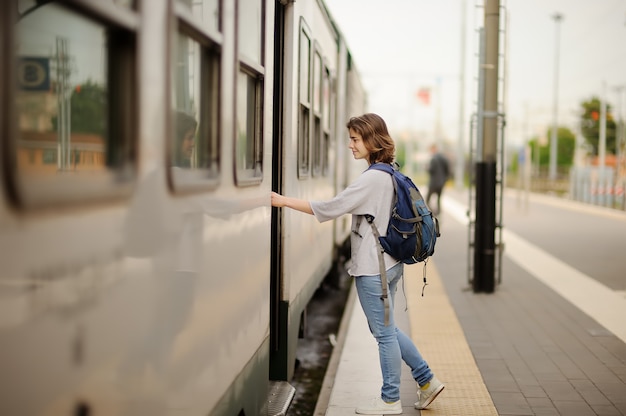 Junge frau mit rucksack mit dem zug.