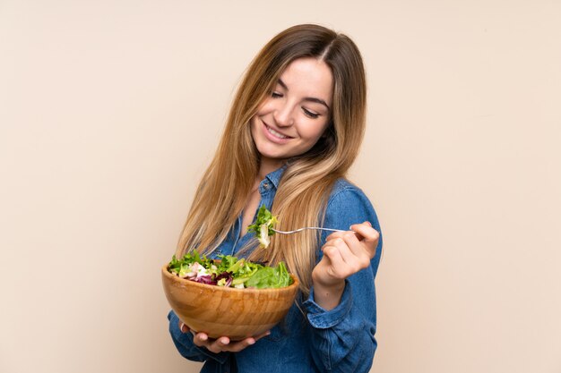 Junge Frau mit Salat vorbei getrennt