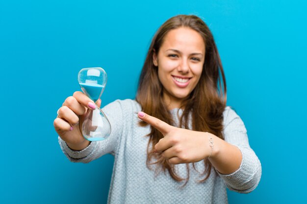 Foto junge frau mit sanduhr