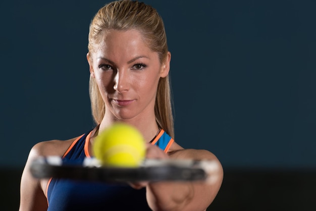 Junge Frau mit Schläger mit Ball