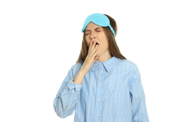 Junge Frau mit Schlafmaske isoliert auf weißem Hintergrund