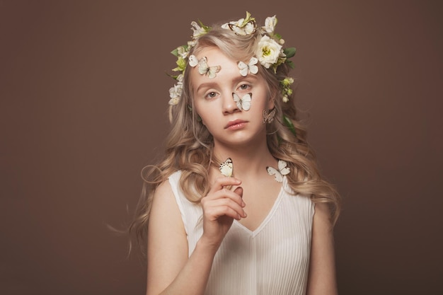 Junge Frau mit Schmetterlingen im Haar und Nackt-Augen-Make-up-Kunstporträt