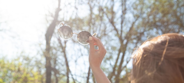 Junge Frau mit Sonnenbrille im Freien