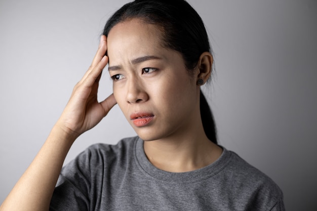 Junge Frau mit Stress und Kopfschmerzen.