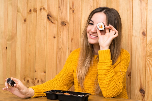 Junge Frau mit Sushiholz