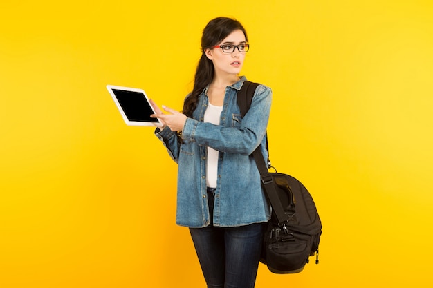 Junge Frau mit Tasche und PC